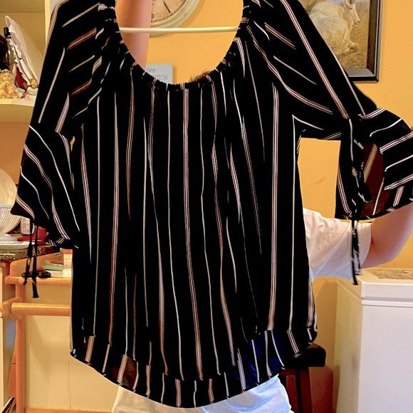 Gorgeous Top can be worn on or off Shoulder - Picture 5 of 9